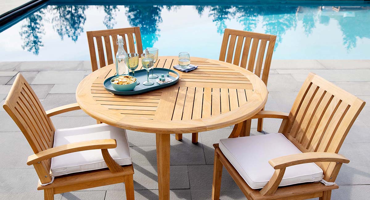 Outdoor Dining Table and Chairs